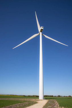 Büyük rüzgar türbini türbini, yanında da yol olan türbini gösteriyor. 