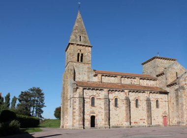 Güzel, tarihi bir bina, Fransa 'daki eski bir kilise. Büyük kırmızı taşlar, bir kare ve huzurlu bir ortam.