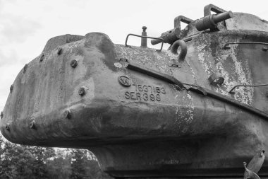 Detaylar, eski bir tankta görülebilen numaralar. Bu çayırda artık kullanılmayan tanklar var. Almanya 'da bir yerde bir tank mezarlığı