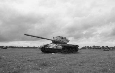 Bu tarlada birçok zırhlı araç var, sessizliklerinde etkileyiciler. Uzaktan askeri bir operasyon gibi görünüyor ama yakından eski tanklara benziyor.