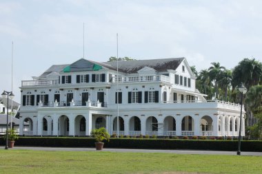 Independence Meydanı 'ndaki sunum sarayı. Surinam, Paramaribo 'daki tarihi ve sömürge binası