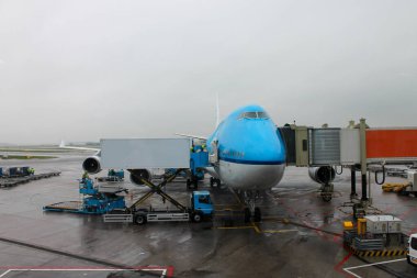 Uçak neredeyse kalkışa hazır, yemek servisi hazır, jet köprüsü bağlandı. Sabahın erken saatlerinde Schiphol 'da KLM uçağı