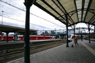 Tren Groningen 'deki istasyona varır. Eski bir istasyonda kırmızı beyaz bir tren, kapalı bir platform.