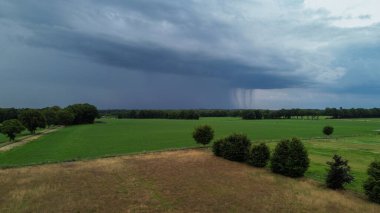 Fırtınadan hemen önce, arazinin üzerindeki kara bulutlar, drone fotoğrafçılığı.