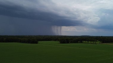 Yaz gününün sonunda kara bulutlar, ardından yağan yağmur ve fırtınalar, drone fotoğrafçılığı.