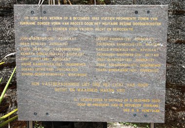 8 Aralık 1982 'de Desi Bouterse rejimi altında infaz edilen insanlar hakkında bilgi içeren kurul.
