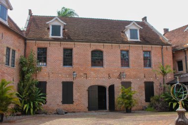 Suriname Nehri 'nin kıyısında Zeeland kolonicileri tarafından 1667' de fethedilmiş Zeelandia Kalesini bulabilirsiniz.