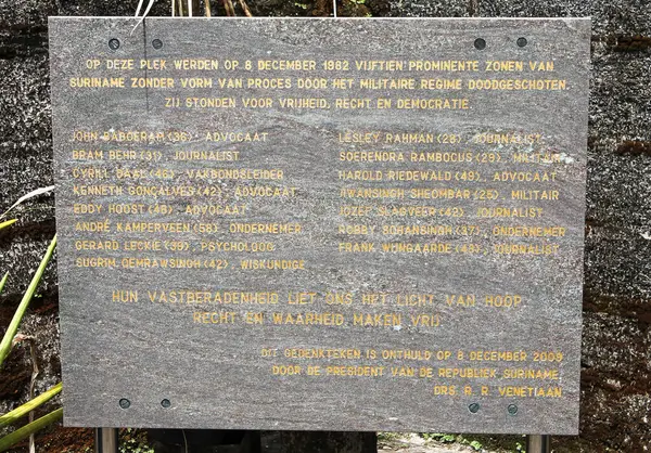 8 Aralık 1982 'de Desi Bouterse rejimi altında infaz edilen insanlar hakkında bilgi içeren kurul.