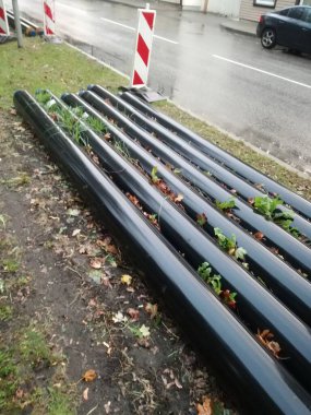 Yağmurda siyah inşaat boruları