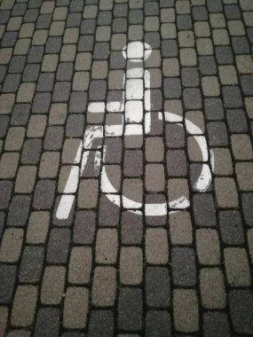 Yol işareti engelli kaldırım sembolü