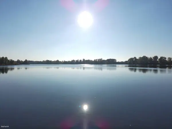 Arka planda güzel bir göl