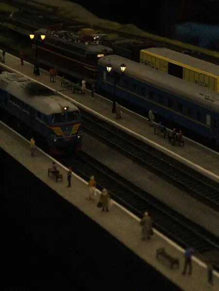 Geceleri tren istasyonunda.