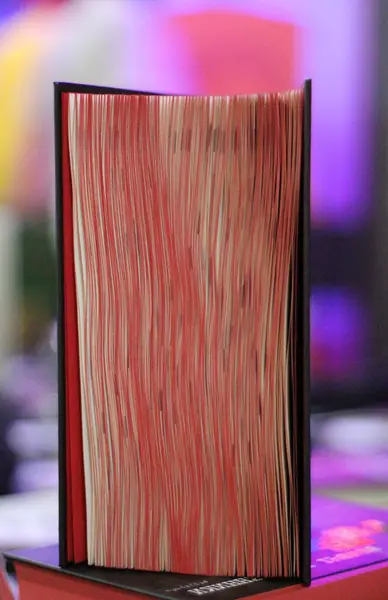 Kırmızı sayfalı kitap.