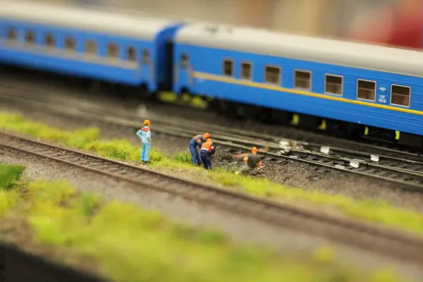 Demiryolu çalışanları çok çalışıyor.