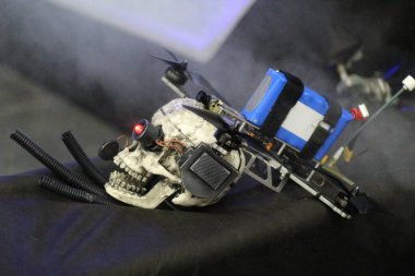 FPV insansız hava aracı duman altında