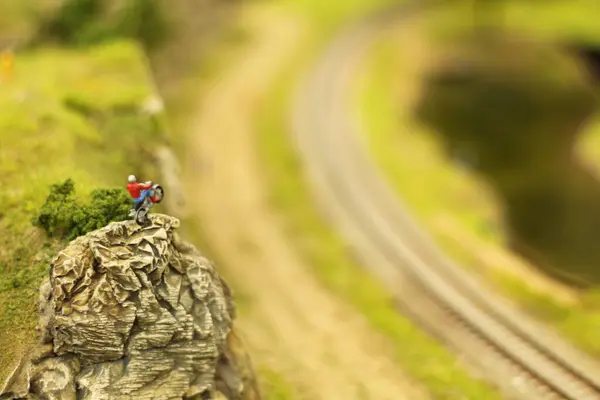 Motosiklet demiryolunun yanında.