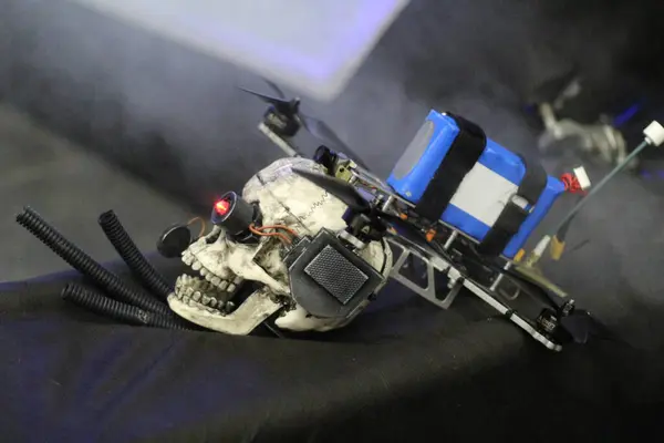 FPV insansız hava aracı duman altında