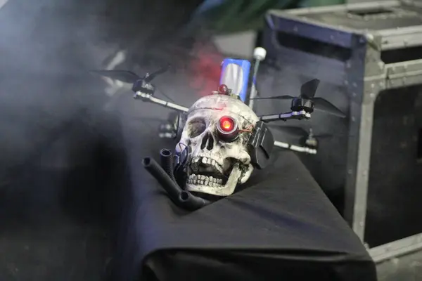 FPV insansız hava aracı duman altında