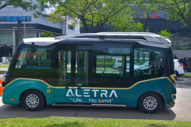 26 Eylül 2024, Tangerang, yol kenarına park edilmiş Astra elektrikli araba.