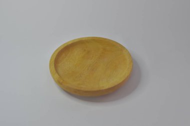 Beyaz arkaplanda yuvarlak ahşap plakayı kapat