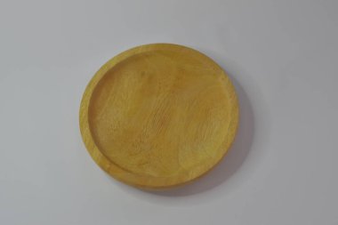 Beyaz arkaplanda yuvarlak ahşap plakayı kapat