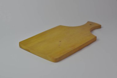 Beyaz arka plan üzerinde izole ahşap kesme tahtası, yakın çekim