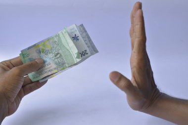 Brezilya banknotlarını tutan el.
