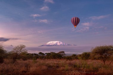Kenya 'da Kilimanjaro' nun kar zirvesi manzaralı Amboseli Milli Parkı. Safari Sabahın erken saatlerinde sıcak hava balonu deneyimi