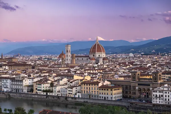Floransa şehir merkezinde gün doğumu ve Vista Panoramica di Firenze 'den Duomo