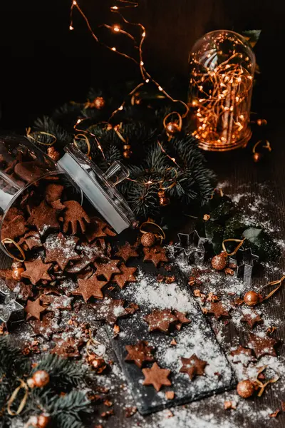 Geleneksel zencefilli kurabiyeler, arka planda bokeh lambalı. Dikey fotoğraf, Tatil sezonu etkinliği.