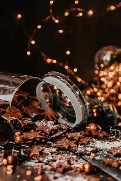 Esmer bir arka planda geleneksel zencefilli kurabiye pişirmek. Dikey fotoğraf, Tatil sezonu etkinliği.