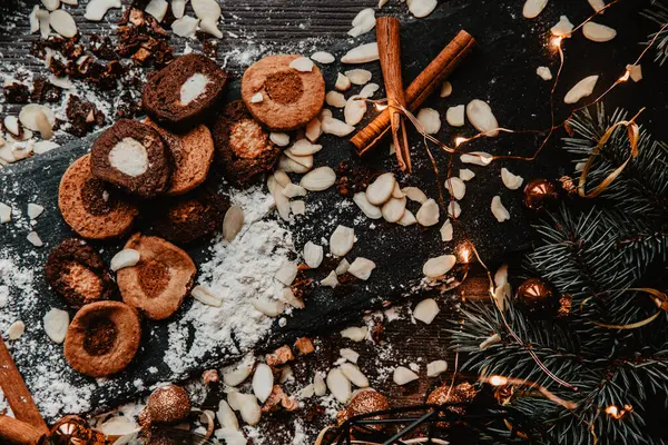 Tarçın çubukları ve festival ışıklarıyla çevrili bir kavanoz ev yapımı kurabiyenin yer aldığı kırsal bir tatil. Çam dalları, kış mevsimi için mükemmel sıcak bir atmosfer ekler..