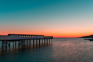 Turistik eğlence ve spa merkezi - İsveç 'in Helsingborg şehrinde günbatımında Palsjobaden sauna evleri