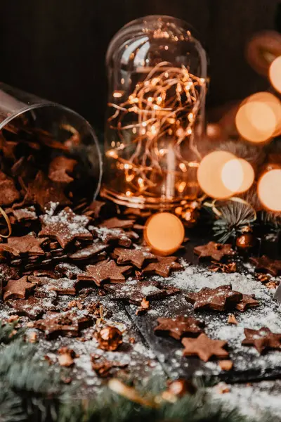 Geleneksel zencefilli kurabiyeler, arka planda bokeh lambalı. Dikey fotoğraf, Tatil sezonu etkinliği.