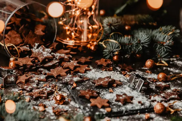 Tarçın çubukları ve festival ışıklarıyla çevrili bir kavanoz ev yapımı kurabiyenin yer aldığı kırsal bir tatil. Çam dalları, kış mevsimi için mükemmel sıcak bir atmosfer ekler..