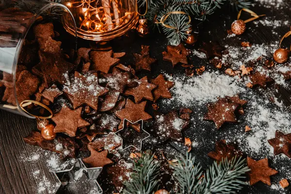 Tarçın çubukları ve festival ışıklarıyla çevrili bir kavanoz ev yapımı kurabiyenin yer aldığı kırsal bir tatil. Çam dalları, kış mevsimi için mükemmel sıcak bir atmosfer ekler..