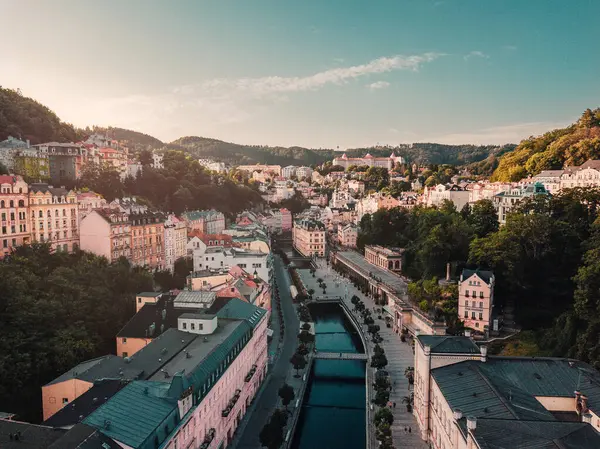 Çek Cumhuriyeti 'nin Spa başkenti Karlovy Vary' nin hava manzarası yaz tatillerinde sabahın erken saatlerinde yakalandı.