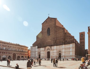Piazza Maggiore, Emilia Romagna, İtalya 'lı Bologna eski kasabası. San Petronio Bazilikası ile Palazzo dei Banchi ve San Pietro Bazilikası Kubbesi şehir meydanında.