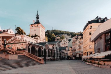 Çek Cumhuriyeti 'nin ünlü turizm beldesi Karlovy Vary, yaz tatili boyunca mineral kaynakları ve SPA tatil beldeleriyle ünlü.