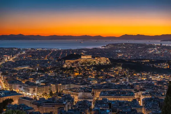 Günbatımında Atina, Yunanistan 'ın Partenon Tapınağı ve Akropolis' in aydınlık ufuk çizgisine bakın