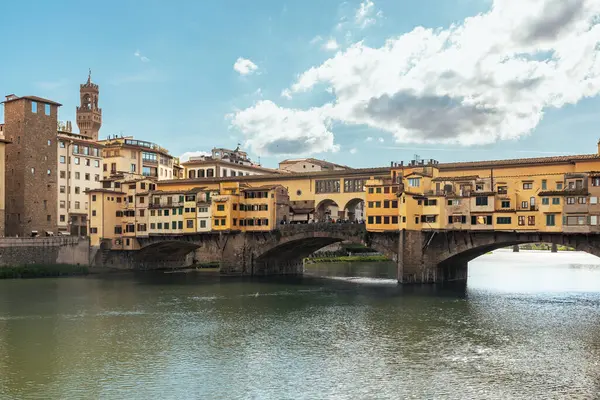 Floransa, İtalya 'daki Ponte Vecchio Köprüsü manzarası. Güneşli bir bahar gününde fotokopi çekilecek.