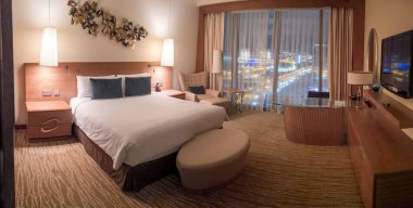 Bakü, Azerbaycan - Temmuz 2019: Bakü JW Marriott Absheron otel odasının iç dekorasyonu