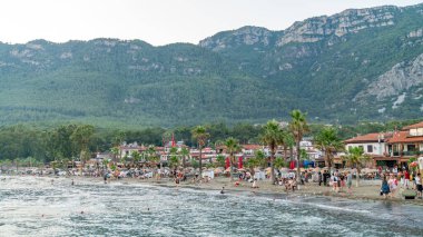 Marmaris, Akyaka, Türkiye - Temmuz 2022: İnsanların yüzdüğü ve denizin tadını çıkardığı Akyaka Köyü