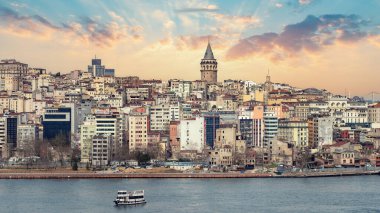 İstanbul, Türkiye - Mart 2018: Galata Kulesi, Karaköy ilçesi ve İstanbul, Türkiye 'de Altın Boynuz silueti
