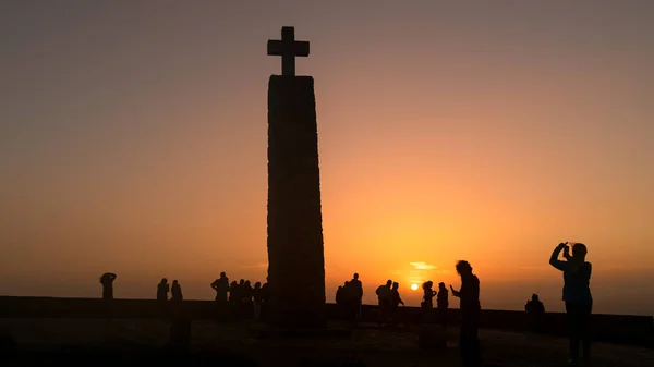 ロカの日没時に未確認の観光客 大西洋によるポルトガル本土とヨーロッパ大陸の西端点 — ストック写真