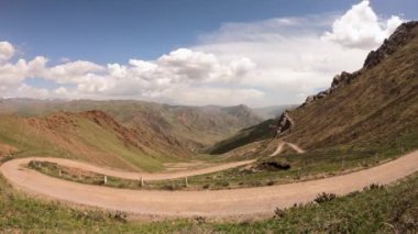 Kırgızistan 'ın Tian Shan Dağları' ndaki yüksek dağlık bir göl olan Song Kul 'a giden 33 dönemeç zig zag yoluna ait bir zaman kaydı.