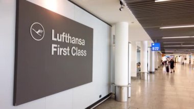 Frankfurt, Almanya - Haziran 2022: Frankfurt havaalanında Lufthansa birinci sınıf iş yeri tabelası