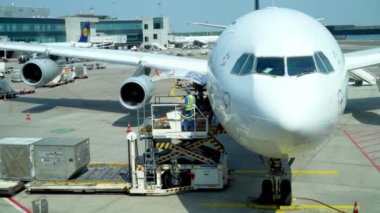 Frankfurt Am Main, Almanya - Haziran 2022: Frankfurt am Main Havalimanı 'nda Lufthansa Havayolları uçağı hazırlığı