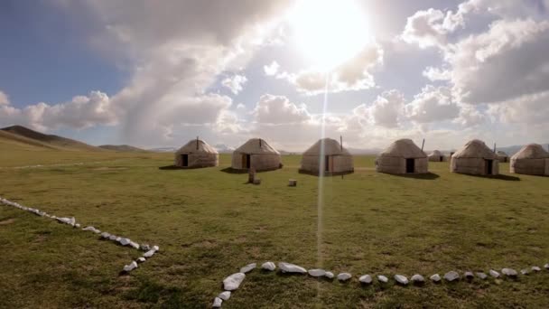 Видеозапись Традиционного Палаточного Лагеря Юрт Плато Озера Сонгкуль Кыргызстане — стоковое видео