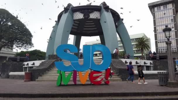 哥斯达黎加圣何塞 2022年6月 在圣何塞中央公园散步的哥斯达黎加人 带有Sjo生活标志 — 图库视频影像